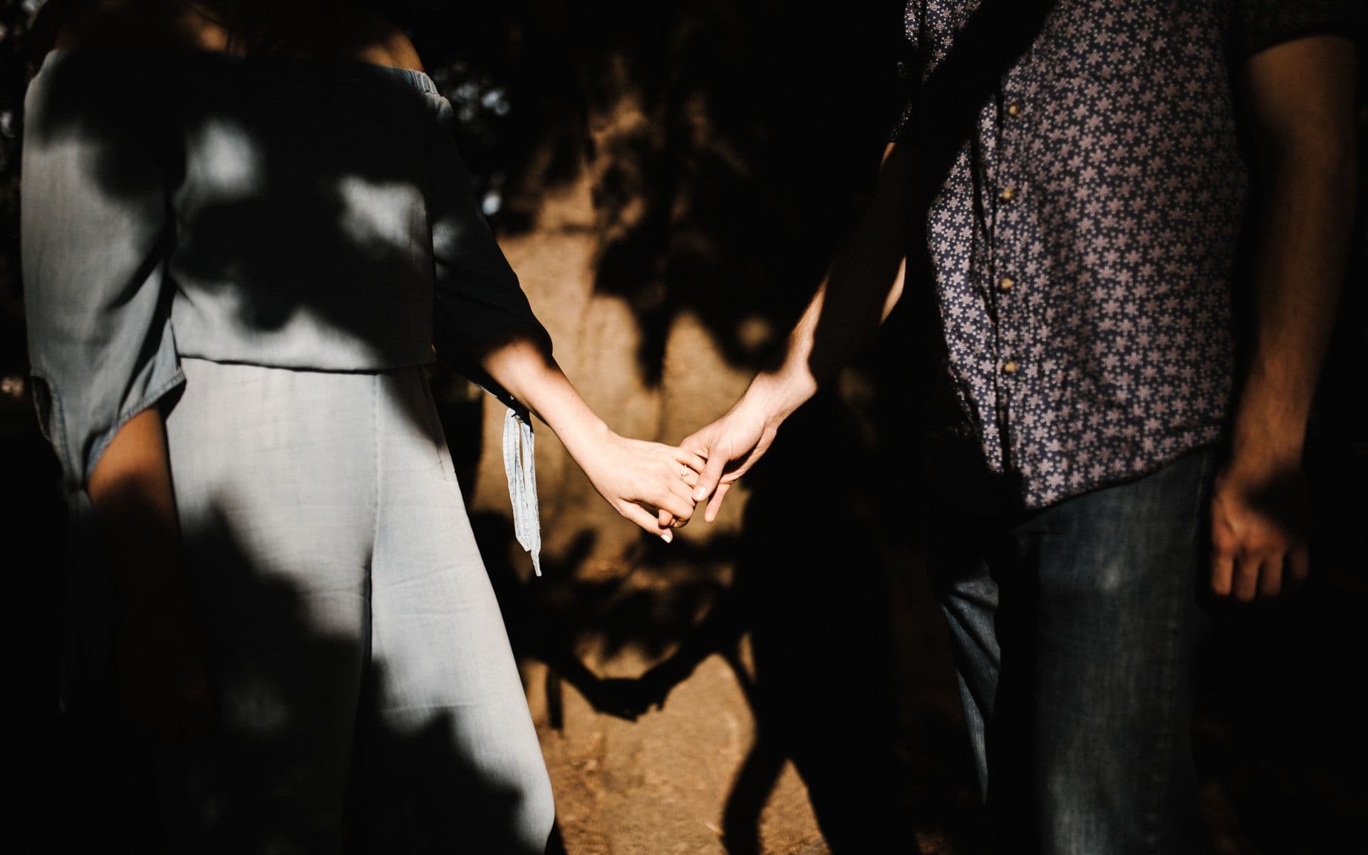Pareja reencontrándose, tomados de la mano