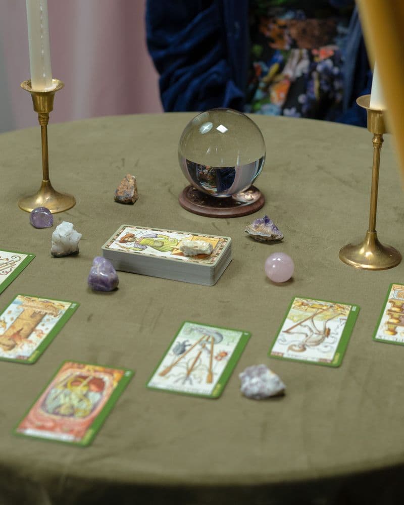 Tarot y bola de cristal, herramientas de trabajo espiritual