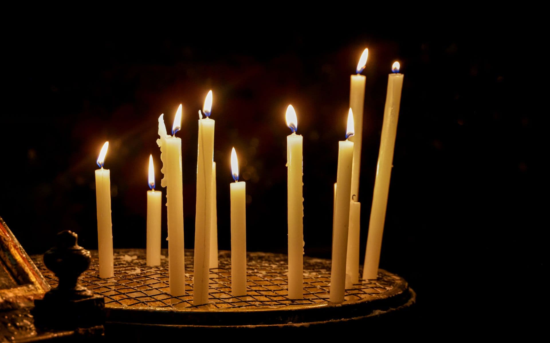 Velas encendidas en un altar